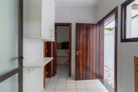 Casa à venda com 4 quartos, sendo 2 suítes, no condomínio Vila das Flores, São Paulo - SP