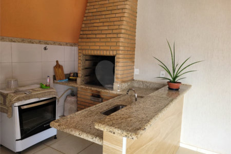 Casa térrea com 2 dormitórios, sendo 1 suíte.