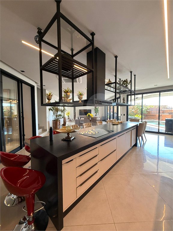 Casa à venda com 5 quartos, sendo 4 suítes,  em Village do Lago, Três Lagoas, MS