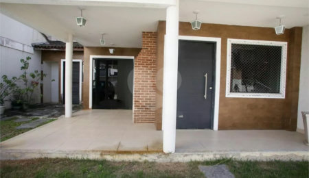 Casa à venda com 4 quartos, sendo 3 suítes,  no condomínio Lícia de Alvarenga, Rio de Janeiro - RJ