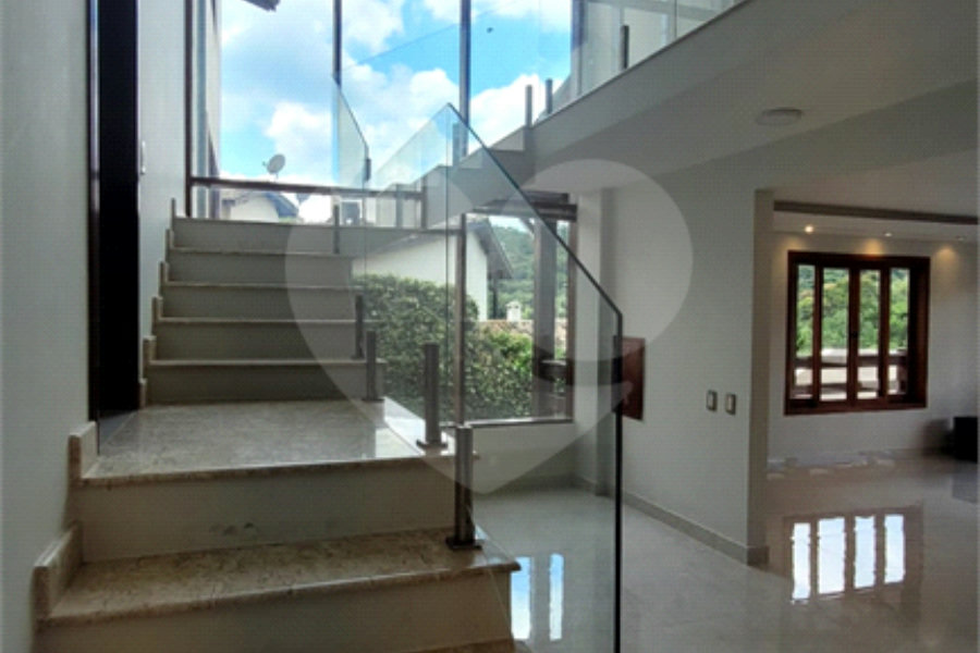 Casa à venda com 5 quartos, sendo 3 suítes, no condomínio Alpes da Cantareira, Mairiporã - SP