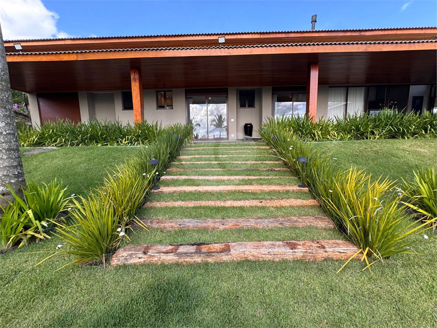 Casa à venda com 6 suítes no condomínio Vila Pinhal, Itirapina - SP