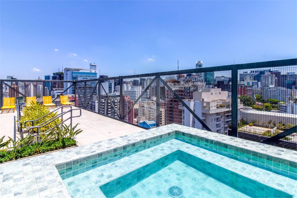 Apartamento de 33m2 com 1 dorm, 1 banheiro. Estuda permuta.
