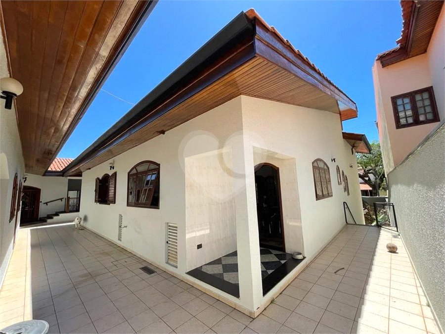 Casa à venda com 6 quartos, sendo 1 suíte, no condomínio Granja Olga I, Sorocaba - SP