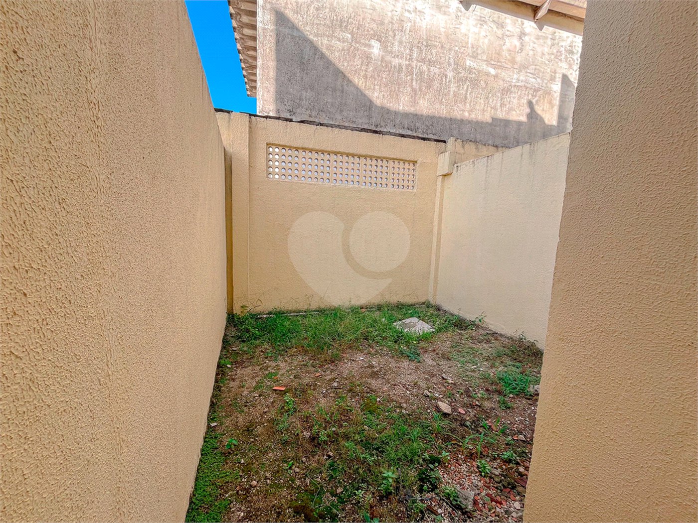 Casa à venda com 4 quartos, sendo 1 suíte, no condomínio Imperial Santa Cruz, Rio de Janeiro - RJ