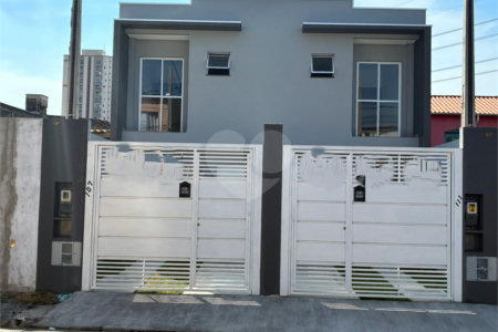 Sobrado à venda com 3 quartos, sendo 1 suíte, em Calmon Viana, Poá, SP