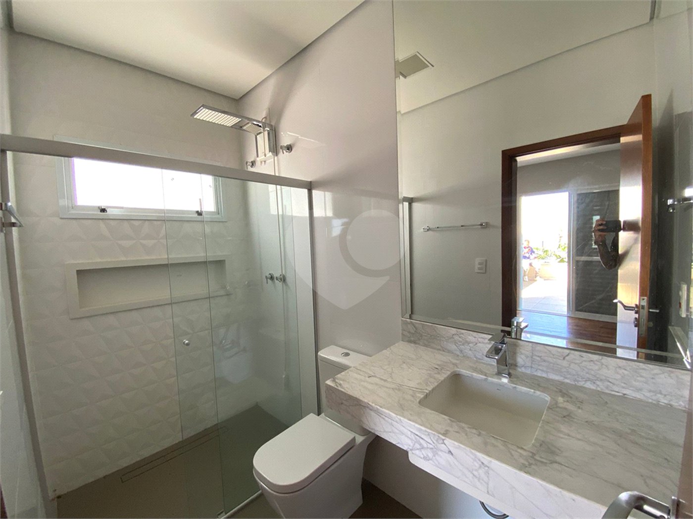 Casa com alto padrão de acabamento para venda no Condomínio Montreal.