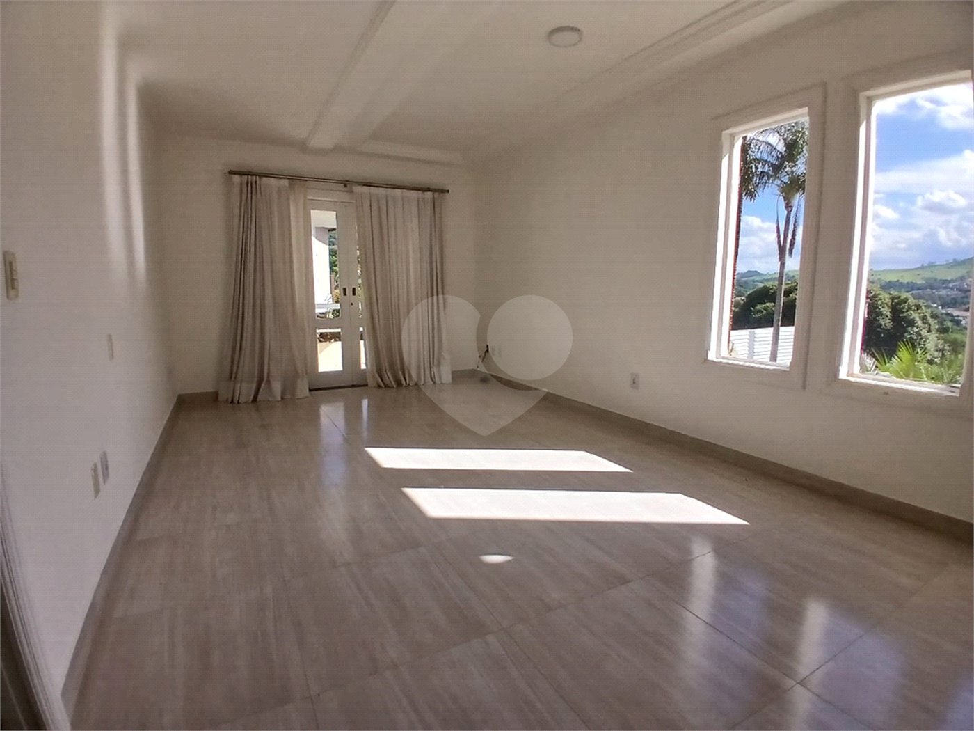 Casa à venda com 4 quartos, sendo 2 suítes, no condomínio Flamboyant, Atibaia - SP