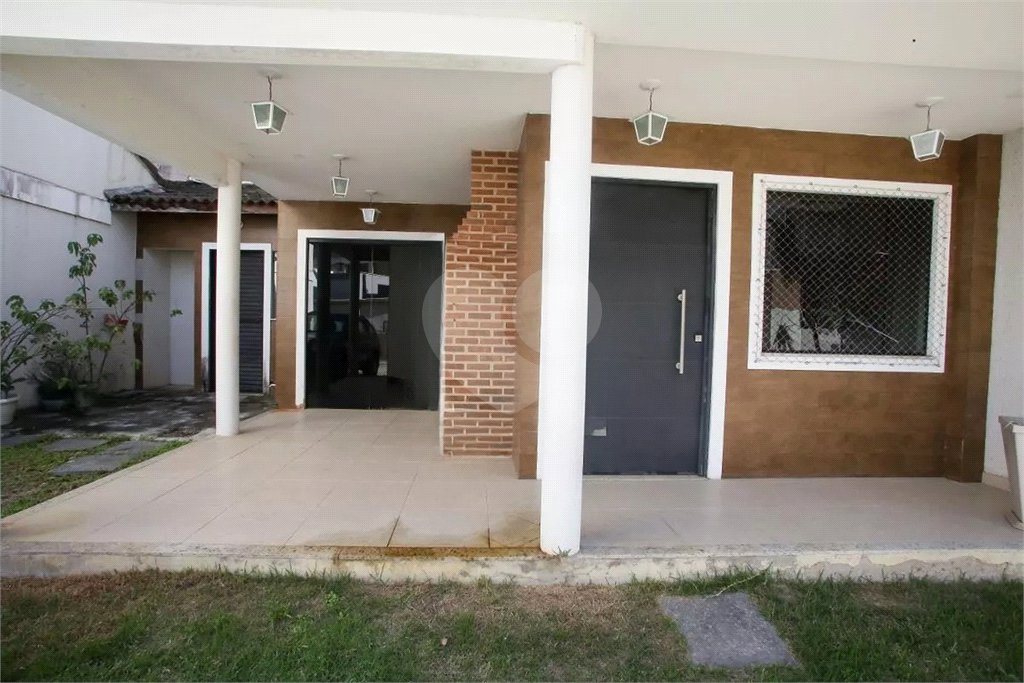 Casa à venda com 4 quartos, sendo 3 suítes, no condomínio Lícia de Alvarenga, Rio de Janeiro - RJ