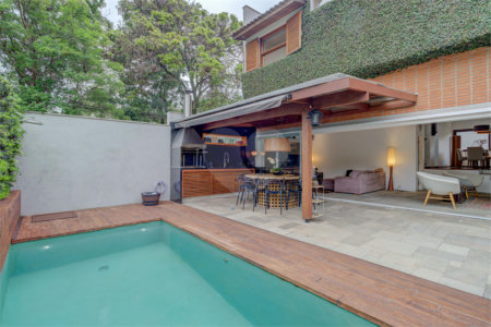 Casa à venda com 4 quartos, sendo 2 suítes, no condomínio Vila Antonieta, São Paulo - SP