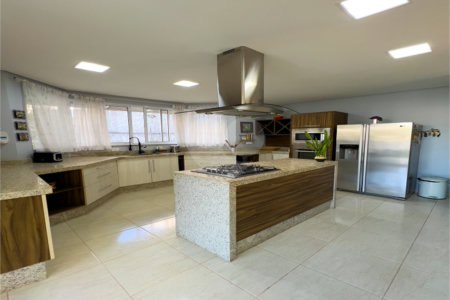 Casa à venda ou para alugar com 3 suítes no condomínio Figueira Garden, Atibaia - SP