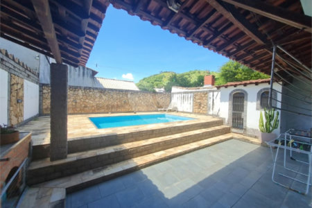 Casa de Alto Padrão na Cachamorra com três suites, piscina, churrasqueira, quintal.!!