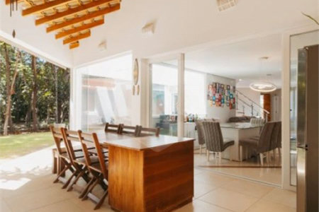 Casa à venda com 5 quartos, sendo 4 suítes, no condomínio Figueira Garden, Atibaia - SP