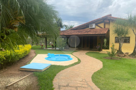 Casa à venda com 8 quartos, sendo 4 suítes, no condomínio Santa Filomena, Salto - SP