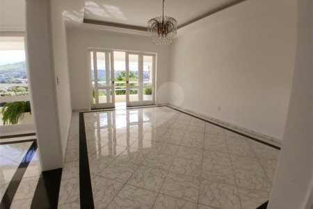 Casa à venda com 4 quartos, sendo 2 suítes, no condomínio Flamboyant, Atibaia - SP