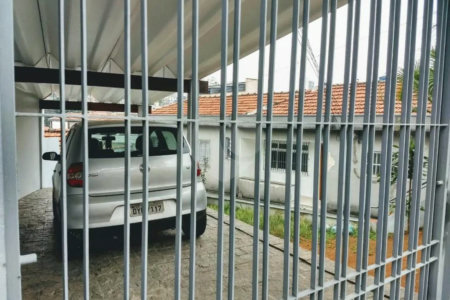 CASA TÉRREA À VENDA NA MOOCA - COM PORTEIRA FECHADA.