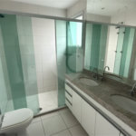 Apartamento de 155 m² com 4 dormitórios, varanda e 2 vagas de garagem. Condomínio com piscinas adulto, infantil e aquecida, lazer e portaria 24 horas.