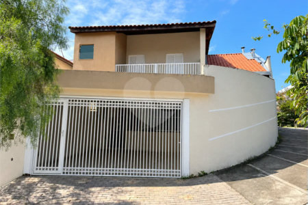 Sobrado com 4 dormitórios, 2 suítes, closet, varandas, escritório, jardim de inverno, espaço gourmet com churrasqueira e fogão a lenha e 3 vagas.