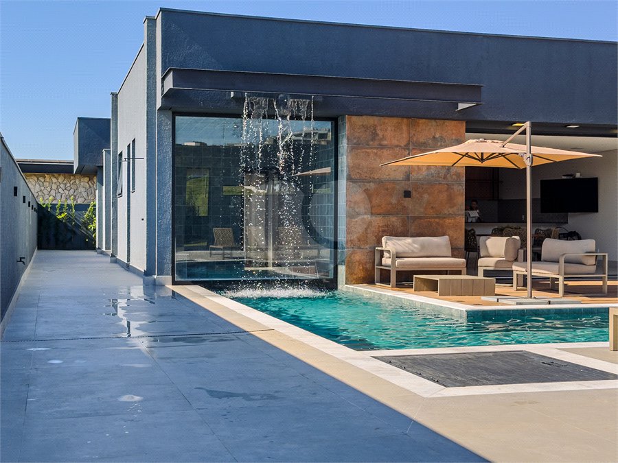 Indaiatuba - Quintas da Terracota - 1252 m² de terreno - casa térrea com 514 m² de área construída -3 vagas de garagem cobertas e 3 descobertas Lavabo - Sala de estar e jantar amplas e integradas - Escritório privativo - Cozinha toda equipada com geladeira, forno, micro-ondas, lava-louças,
