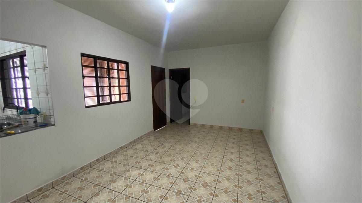 Casa para alugar com 2 quartos, sendo 1 suíte,  em Vila Carolina, Itapetininga, SP