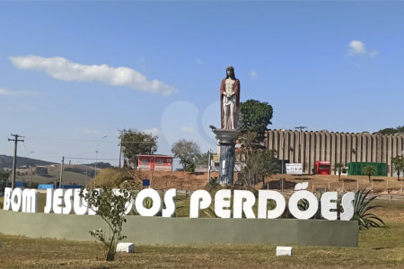 Casa à venda com 6 quartos, sendo 4 suítes, no condomínio Alpes D Ouro, Bom Jesus dos Perdões - SP