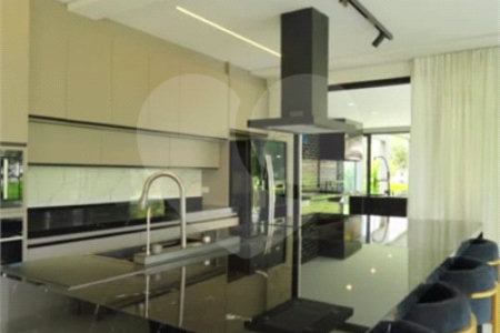 Casa à venda com 4 suítes no condomínio Figueira Garden, Atibaia - SP