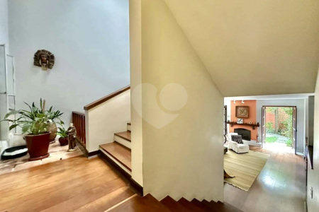 Sobrado à venda com 4 quartos, sendo 2 suítes, em Jardim Jussara, São Paulo, SP
