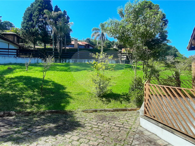 Sobrado à venda com 3 suítes em Serra da Cantareira, Mairiporã, SP