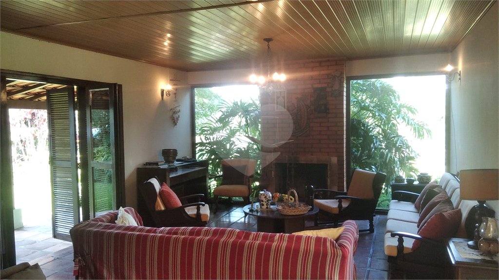Casa à venda com 5 quartos, sendo 3 suítes, no condomínio Alpes da Cantareira, Mairiporã - SP