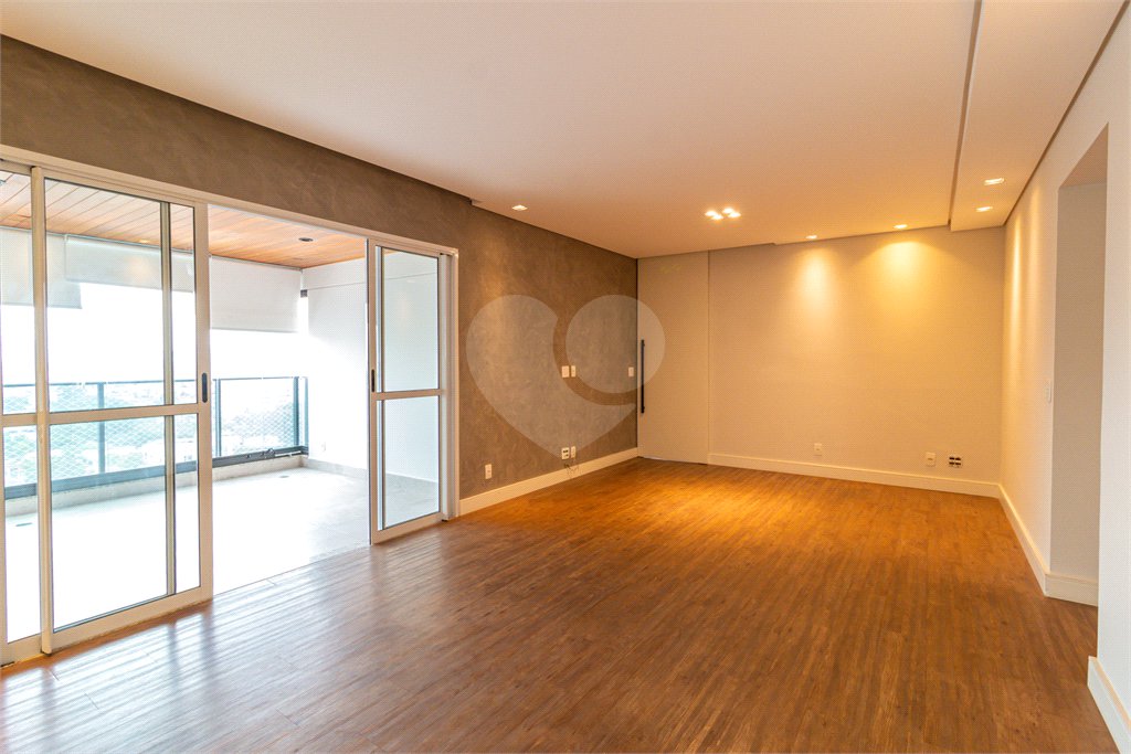 Apartamento à venda com 3 quartos, sendo 1 suíte,  em Chácara Santo Antônio, São Paulo, SP