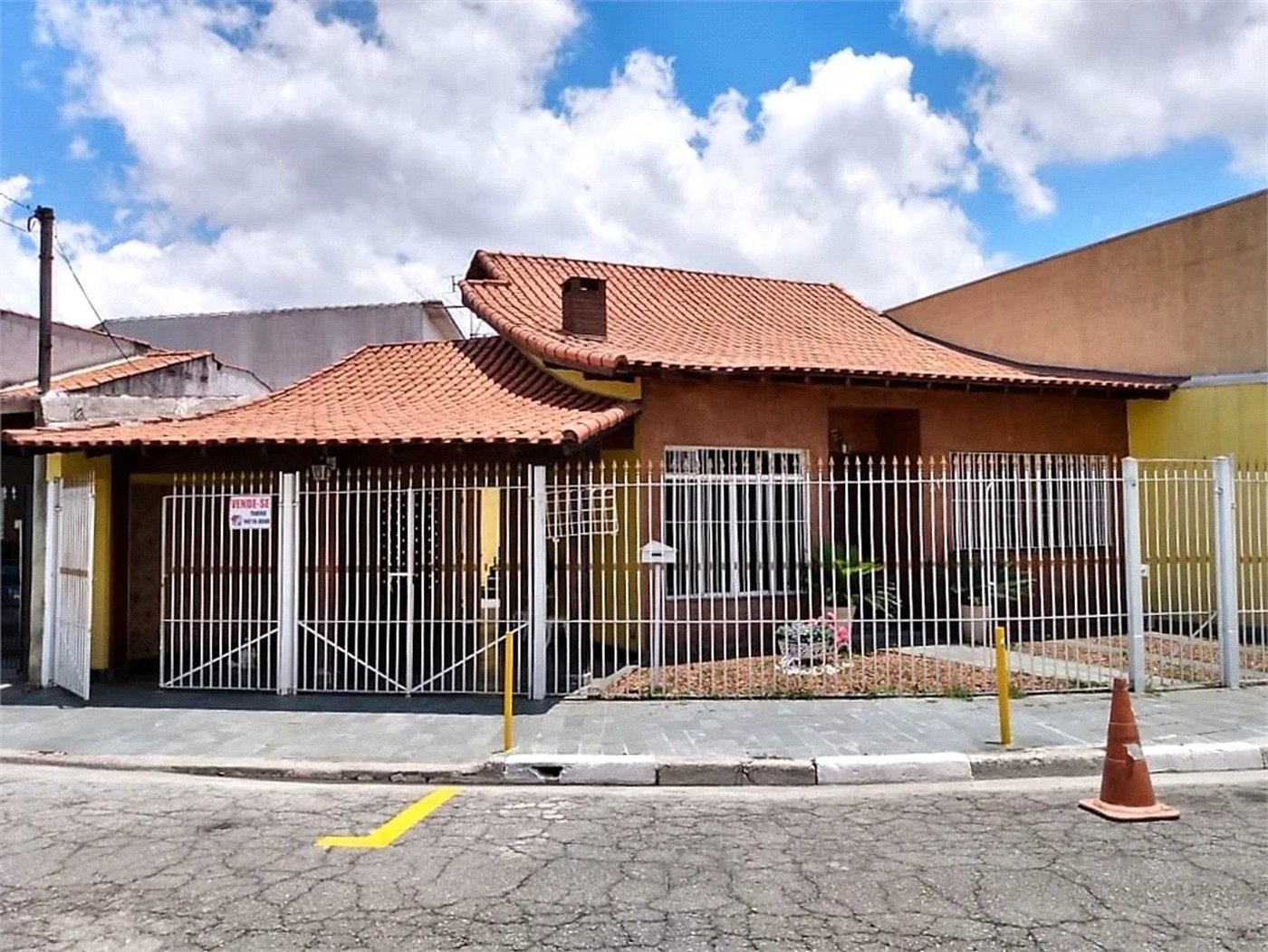 Casa térrea no centro comercial do Taboão da Serra,