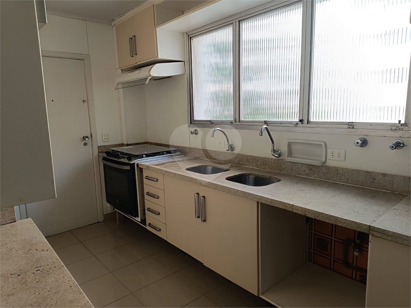 Apartamento à venda com 3 quartos, sendo 1 suíte, em Moema, São Paulo, SP