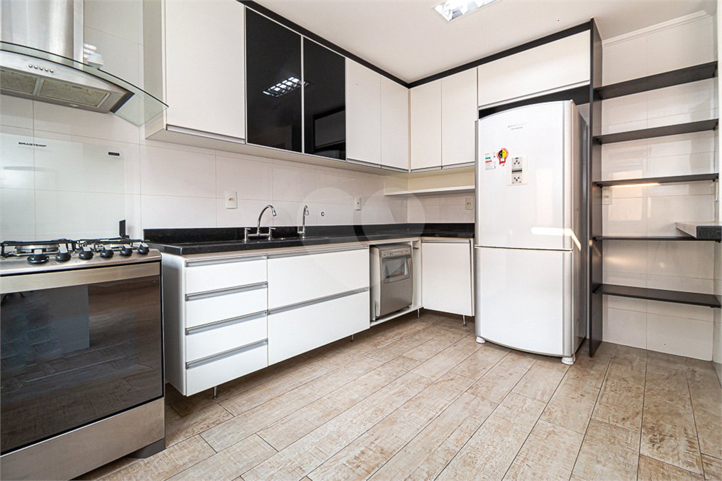 Casa à venda com 4 quartos, sendo 2 suítes, no condomínio Vila das Andorinhas, São Paulo - SP