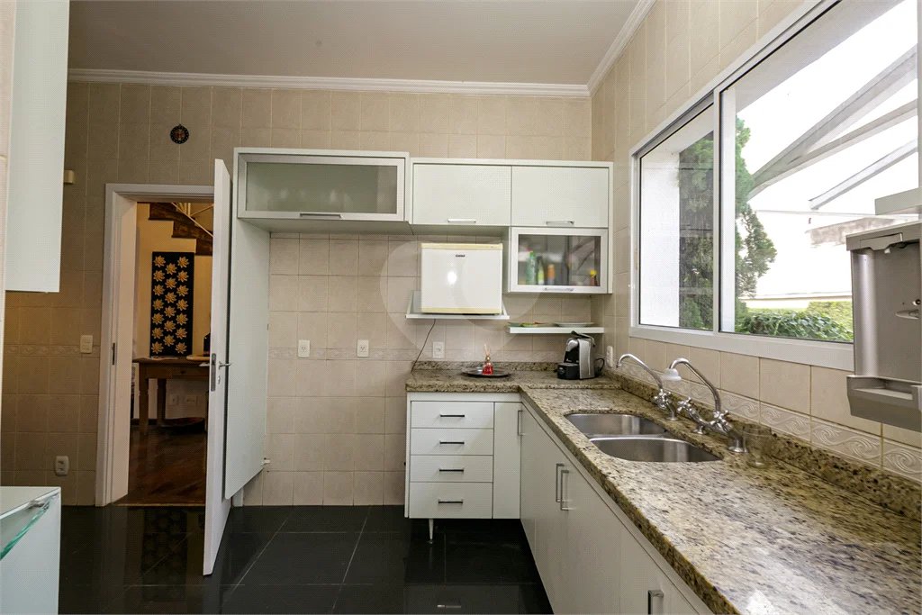 Casa à venda ou para alugar com 5 quartos, sendo 3 suítes, no condomínio Villa Florida, São Paulo - SP