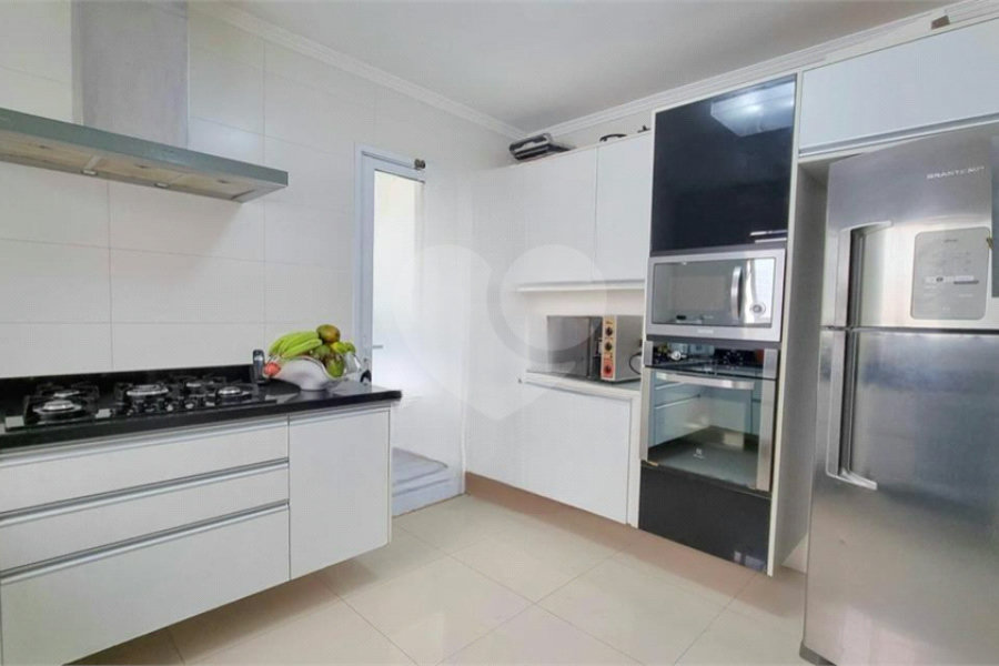 Casa à venda com 3 quartos, sendo 2 suítes, no condomínio Floradas da Serra, São Paulo - SP