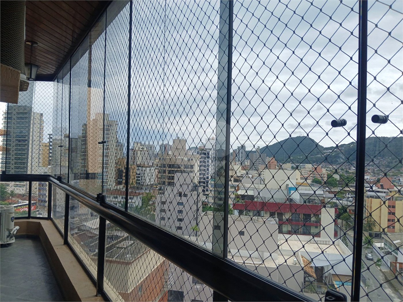 Apartamento à venda com 3 quartos, sendo 1 suíte,  em Enseada, Guarujá, SP