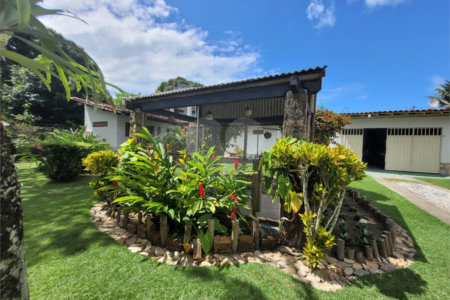 Casa à venda com 4 quartos, sendo 2 suítes, no Centro, Santa Cruz Cabrália, BA