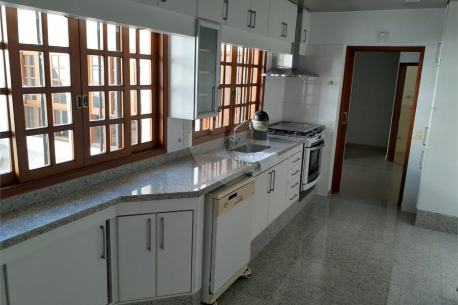 Sobrado à venda com 4 quartos, sendo 2 suítes,  em Tremembé, São Paulo, SP