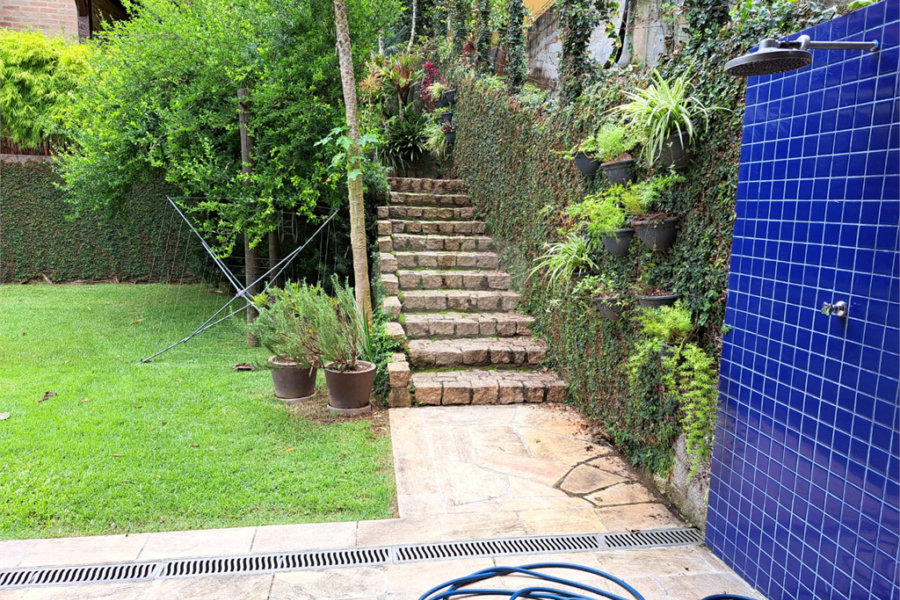 Casa à venda ou para alugar com 3 quartos, sendo 1 suíte,  no condomínio Parque Petrópolis 4 Secção, Mairiporã - SP