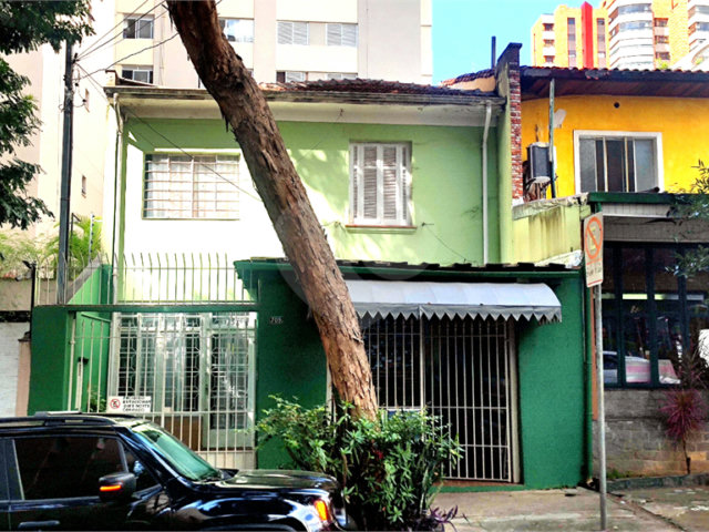 Sobrado à venda com 3 quartos em Moema, São Paulo, SP