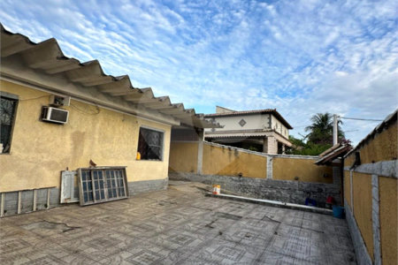 Casa à venda com 3 quartos em Santa Cruz, Rio de Janeiro, RJ