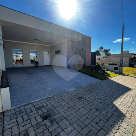 Casa à venda com 3 quartos, sendo 1 suíte, no condomínio Residencial Golden Ville, Itapetininga - SP