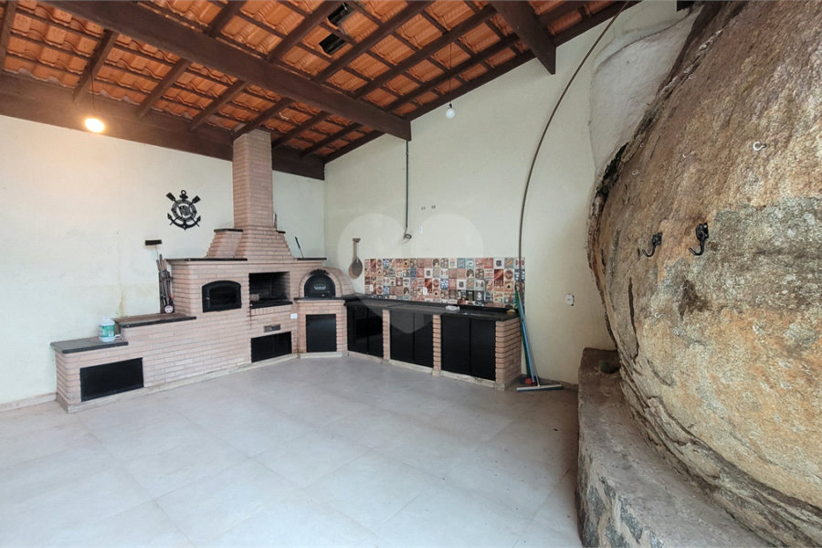 Casa à venda com 4 quartos, sendo 1 suíte, no condomínio Parque Suiça, Caieiras - SP