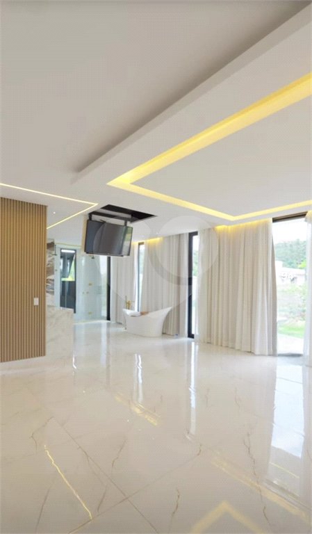 Casa à venda com 4 suítes no condomínio Figueira Garden, Atibaia - SP