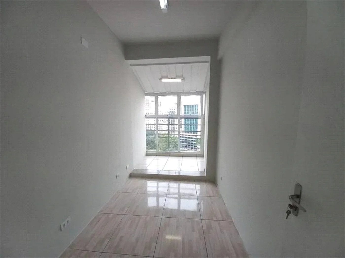 Ótima sala para escritório com 37 m², possui 2 ambientes.