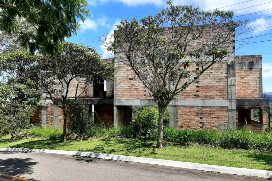 Sobrado à venda com 4 suítes em Roseira, Mairiporã, SP