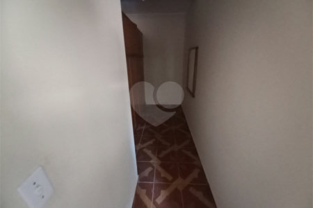 Casa térrea com 3 dormitórios, sendo 1 suíte.