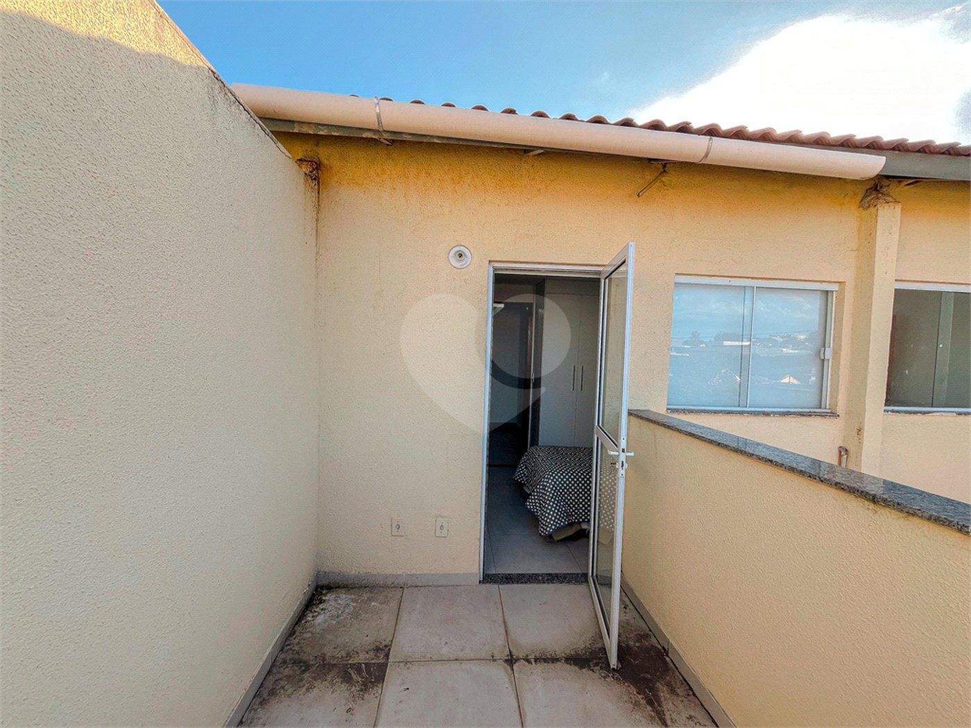 Casa à venda com 4 quartos, sendo 1 suíte, no condomínio Imperial Santa Cruz, Rio de Janeiro - RJ
