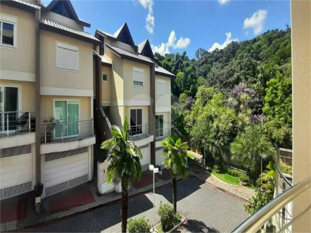 Casa à venda com 4 quartos, sendo 2 suítes,  no condomínio Florada da Serra, São Paulo - SP