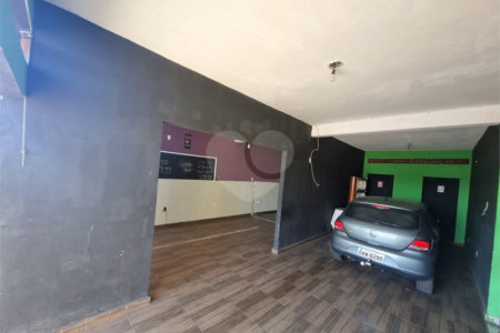 Sobrado 3 quartos e área comercial em baixo.